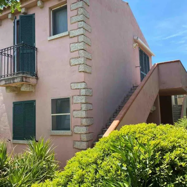 Grandpà apartment in residence with swimming pool, hotel in Badesi