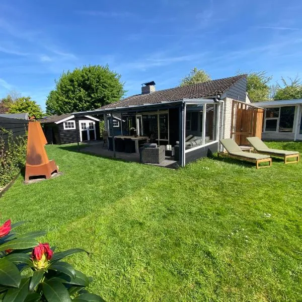 Bungalow near beach with large private garden - not for companies, hotel in Ouddorp