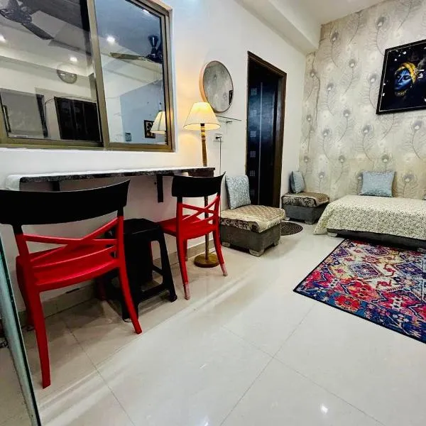 Namah 1 BHK Resort Homestay with KITCHEN -4 min from Prem Mandir, hotel in Vrindāvan