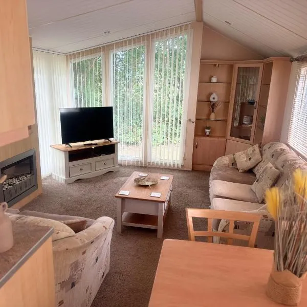 Cedar Retreat Southview - Sleeps 6 Wi-Fi & Garden, hotel in Skegness
