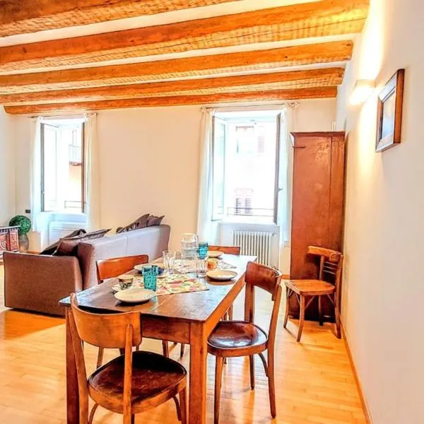 ARIA CONDIZIONATA & IDROMASSAGGIO - 96mq - elegante nel borgo medievale, hotel v destinaci Trento