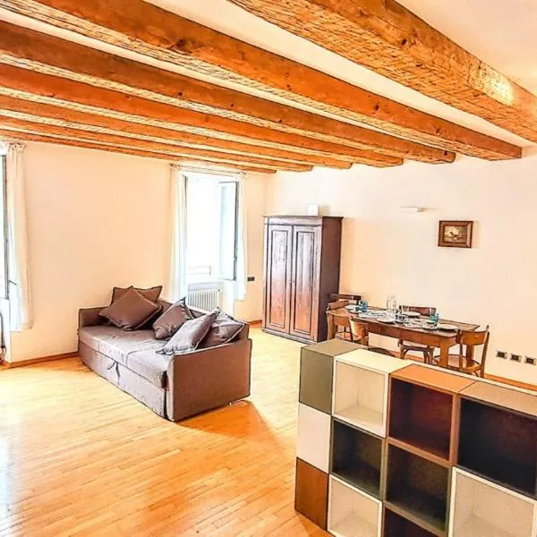 NEW Luxury Jacuzzi Suite - 100sqm Historic Center - 50m from Parking, hotel in Trento