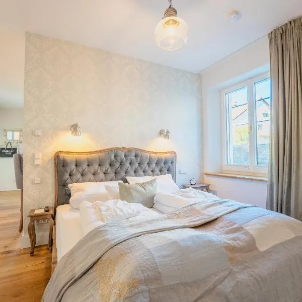SCHLOSSBERG RESIDENCES - Das Betthupferl Design-Apartments, hotel v destinaci Goldbach