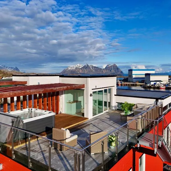 Seaview and private roof top terrace with jacuzzi in Lofoten, hotel in Svolvær