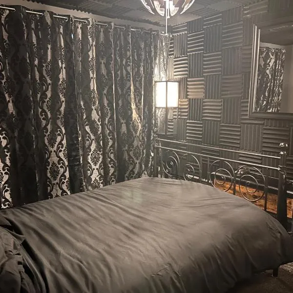 Asmodeus Studio - Kinky adult only stay, hotel v destinaci Gloucester