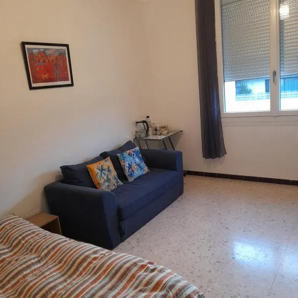 Peaceful room, Thuir centre, view Le Canigou, hotel v destinácii Thuir