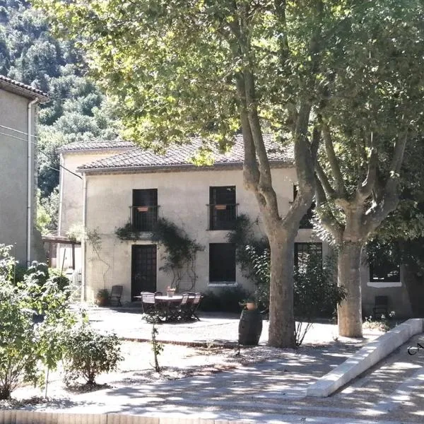 Domaine Castelnaut gîte et château, hotel v destinaci Laroque-de-Fa