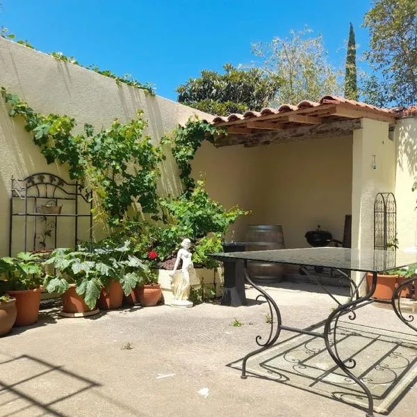 Double room, in an elegant house, Thuir centre, terraces view Canigou, hotel v destinácii Thuir