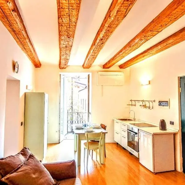 CHARMY FLAT -BALCONY&AIRCOND- fascino anni '50 in Zona a Traffico Limitato, hotel in Trento