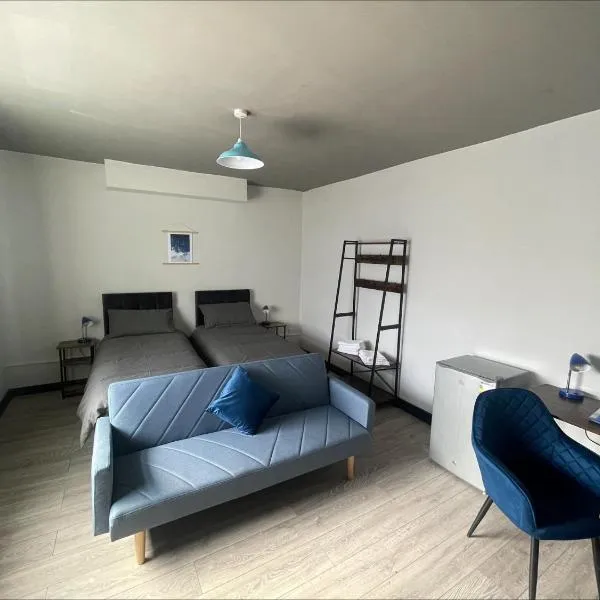 1 Bed Flat with King or Twin Beds, Sofa Bed, Work space, Dining and SMART TV with Free Wifi Throughout!, hotel en Wingate