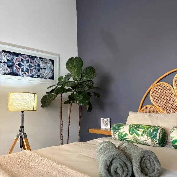 Hermanus Waterfront Boho Studio Apartment, Whale Coast Hideaway, hotel in Hermanus