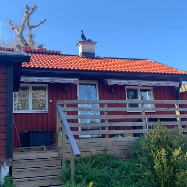 Archipelago cabin with sauna, fireplace & close to the ocean, hotel in Ingarö