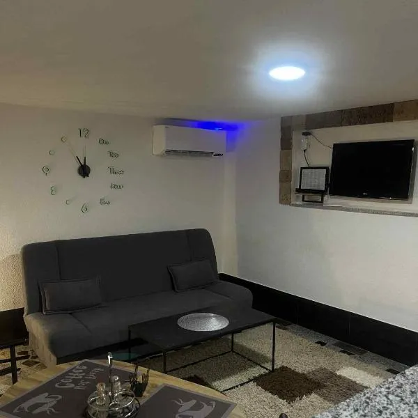 Studio Apartman Azra, hotel v destinaci Kulen Vakuf