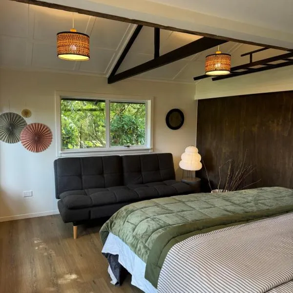Five Paddocks Blue Cottage Private 5mins to SH1, hotel in Tamahere