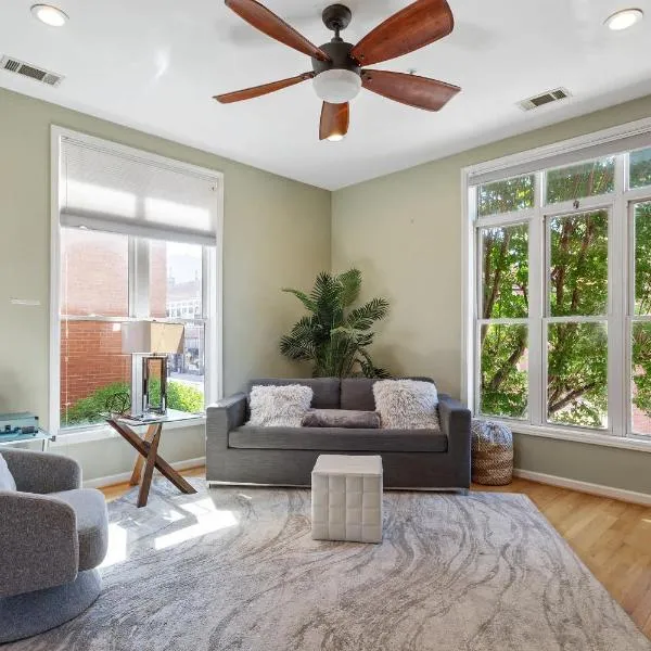 Warehouse District Modern Condo with Private Garage, hotel v destinaci Raleigh