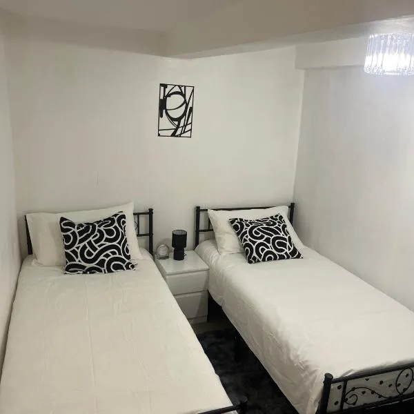 Cozy Two Bedroom Flat 1 Minute from Forest Hill Train Station, hotel in Forest Hill