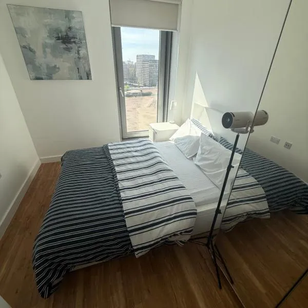 The Urban Escape in Media City - A private room and bathroom in a shared apartment, hotel em Manchester