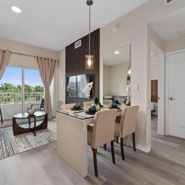 Combined units 2 Kitchens Sleeps 6, hotel di Orlando