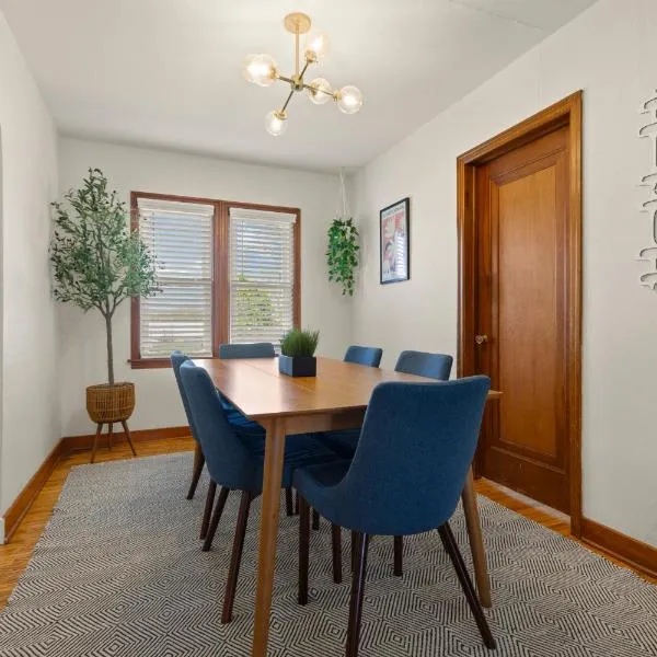 Harvest Haven- Cozy Downtown Winnebago Retreat, hotel in Rockford