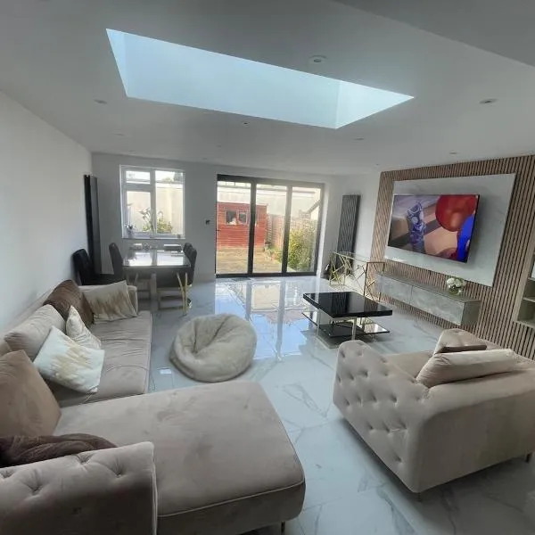 Cosy 4 bedroom house in borehamwood, hotel v destinaci Borehamwood