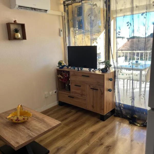 2 bedroom apartment, sleeps 4, hotel v destinácii Fleury