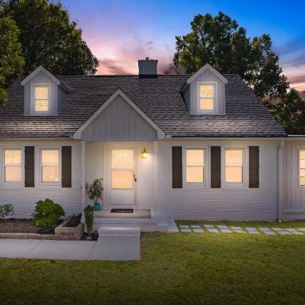 2 King Bed Home, perfect for HPU, Furniture Market, hotel v destinaci High Point