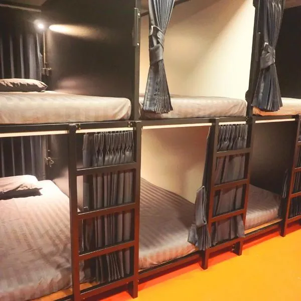 Hash Capsule Hostel Silom Soi 3, hotel en Bangkok