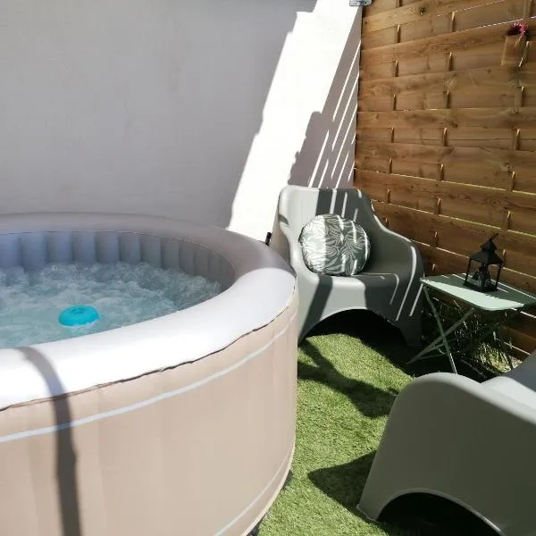 Conteneur avec spa privé face aux vignes, hotel in Massillargues-Attuech