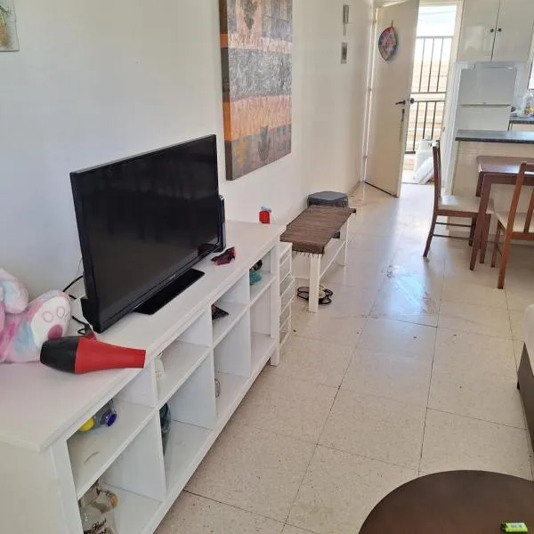 Easy 2 bedroom apartment, Makenzi beach, hotel v destinaci Aglantzia