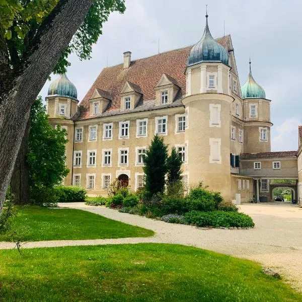 Schloss Hürbel Storchennest-Appartement - Luxury Apartment THE Stork Nest, hotel in Gutenzell-Hürbel