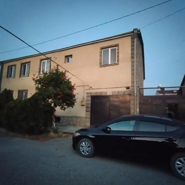 GuestHouse ED&ER near airport, hotel v destinaci Geghanist