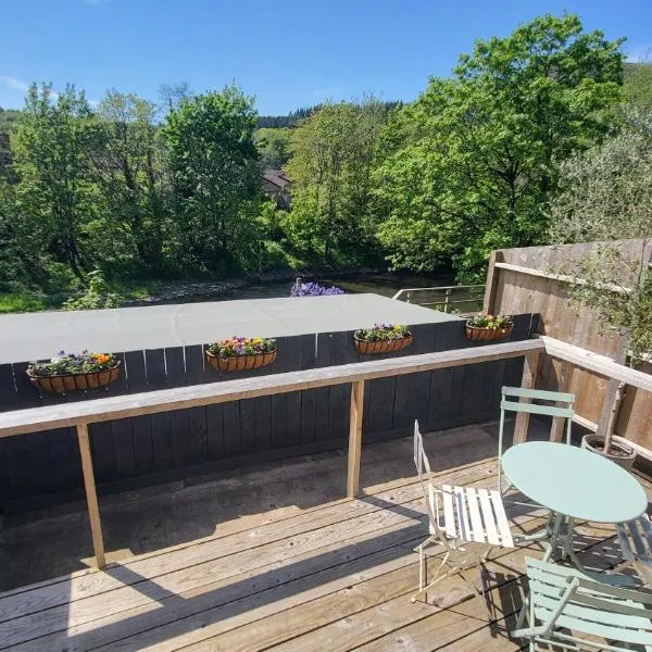 Ty Taf 2 Bed Cottage with Deck & Easy transport links, hotel v destinaci Cardiff