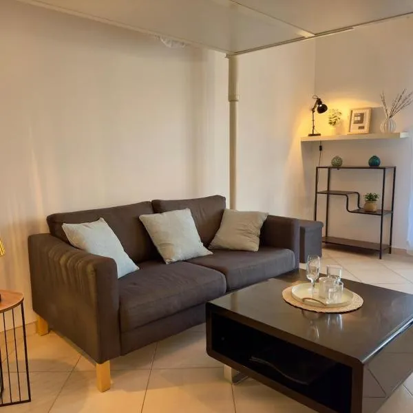 Annecy cozy studio with terrace, hotel v Annecy