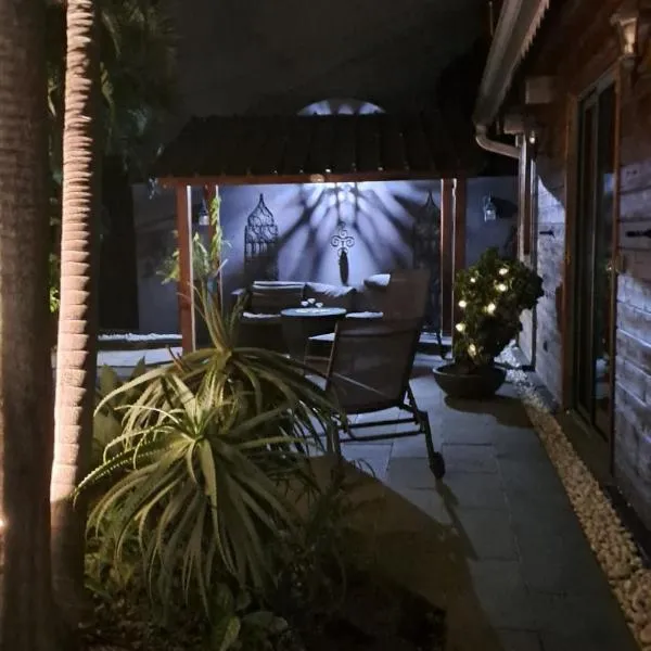 LA LIANE DE JADE 974-Lodge Le Palissandre - jacuzzi privatif - piscine chauffée, hotel v destinaci Le Bois de Nèfles
