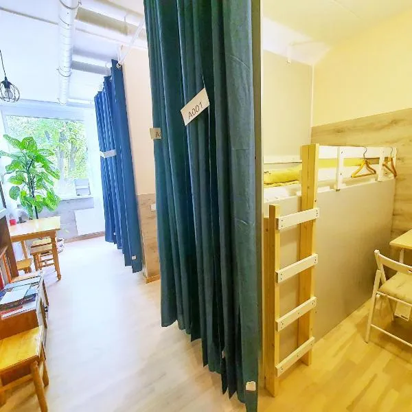 Tokyo Vibes - Private Sleeping Pods Hostel, Self check-in, hotel v destinaci Vilnius
