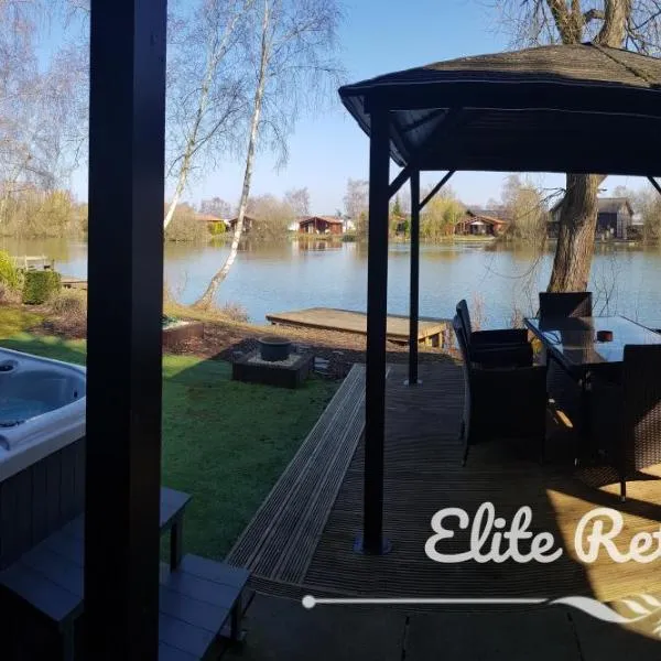 Elite Retreats 4U Lakeside Hot Tub Log Cabin at Tattershall Lakes Park, hotel in Tattershall