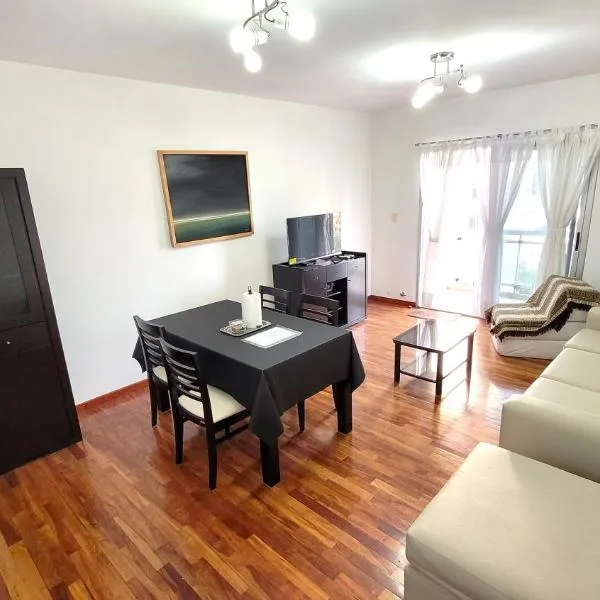 Centrico y muy completo departamento, ξενοδοχείο σε La Plata