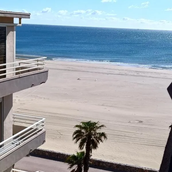 T2 Vue latérale Mer Clim parking, hotel in Canet-en-Roussillon