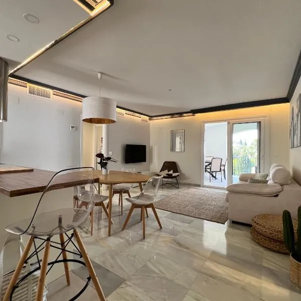 Jardines del Puerto Apartment for up to 6, totally refurbished 2025, gardens, pools, garage, wifi, hotel en Marbella