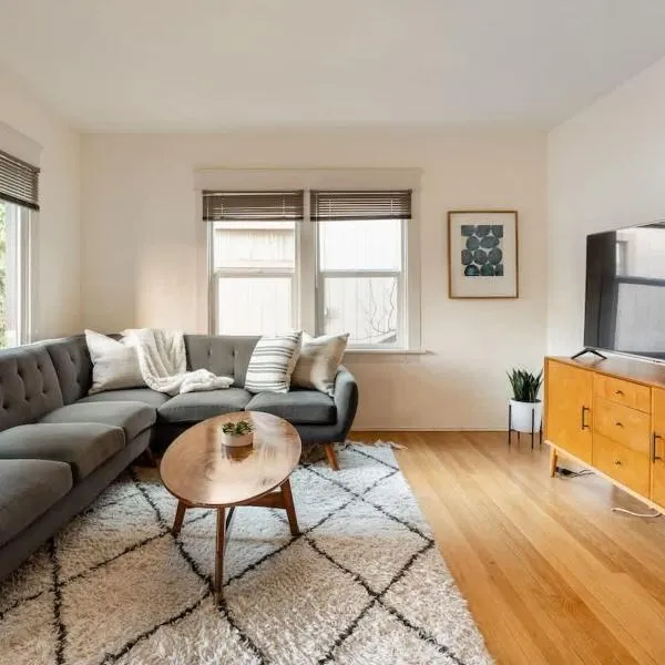 Stay Portland - HeartofBuckman MidCentury Dream 86 WalkScore 3BR, hotel v destinaci Portland
