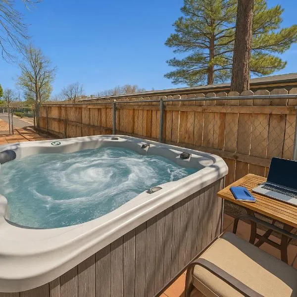 NEW! HUGE 5BR Mountain Views Game Room Hot Tub Lawn Games BBQ, hotelli kohteessa Flagstaff