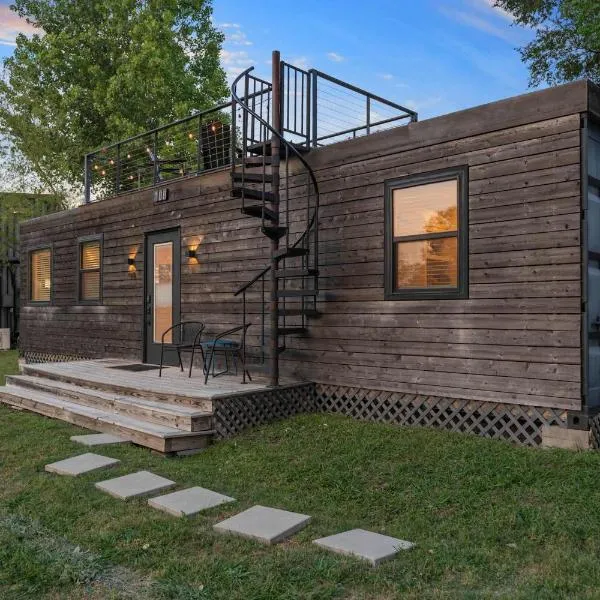 Container home with rooftop views and pickleball-Pecan Grove, hotel v destinaci Bellmead