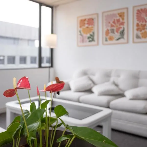 Frente al Swissotel, ideal para trabajo y estudios, hotel in Quito
