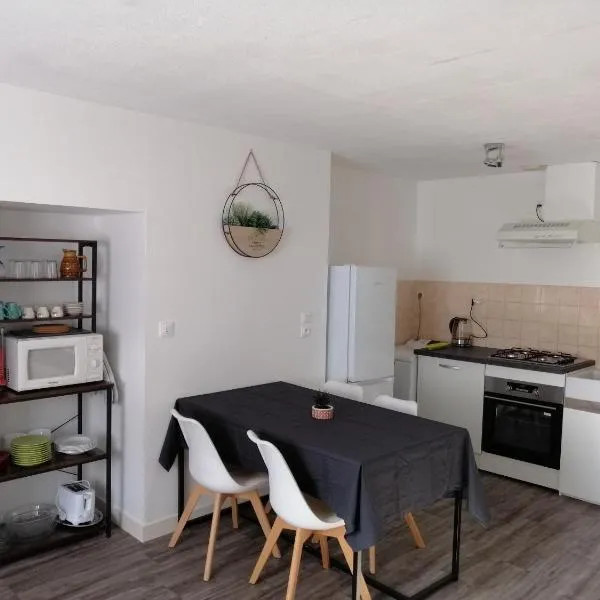 Appartement dans le centre historique - Montsalvy, hotel v destinaci Montsalvy