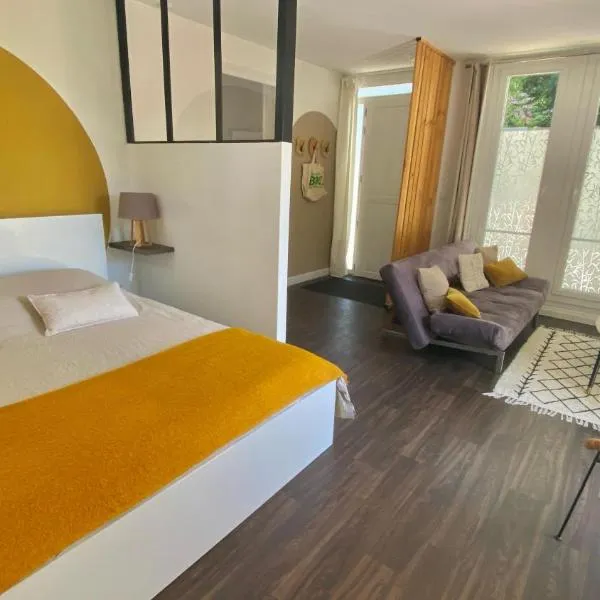 Agréable petit gîte avec jardinet et piscine, hotel v destinaci Salies-de-Béarn