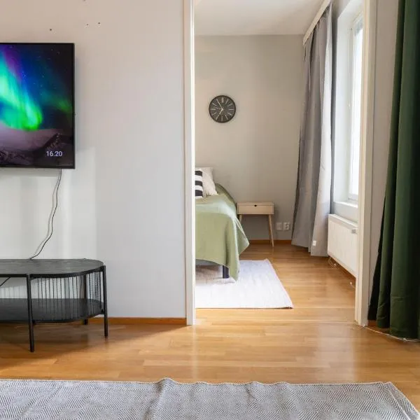 One bedroom apartment by the lake with large balcony, hotel in Jyväskylä