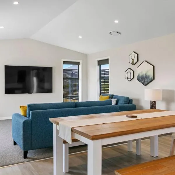 Wharewaka Escape, Modern 3BR Family Home Near Lake and Shops, ξενοδοχείο σε Taupo