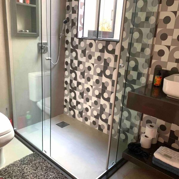 Casa linda, ótima localização, 2 vagas de garagem - Foto 2
