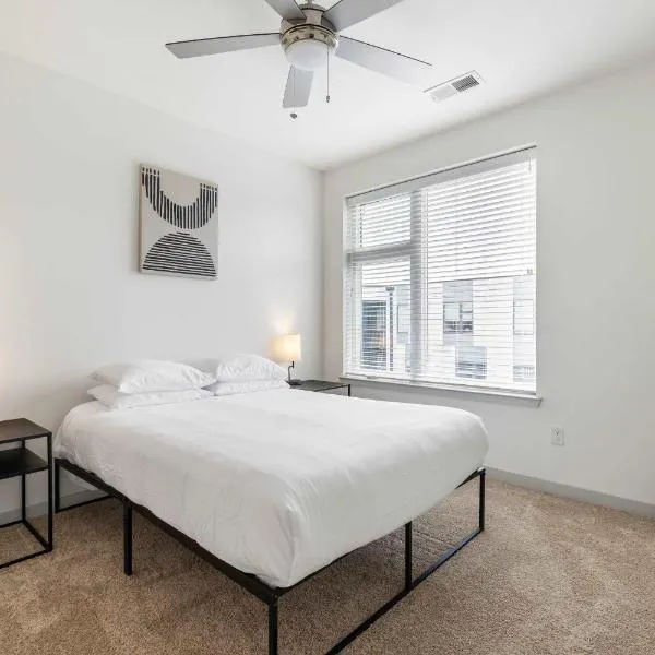 Modern Nulu 2BR CozySuites 10, hotel in Louisville