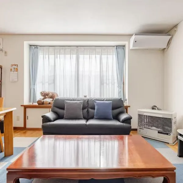 【One House 】白老駅から徒歩1分/グループ・家族で一棟貸切/ウポポイへのアクセスも抜群, hotel in Shiraoi